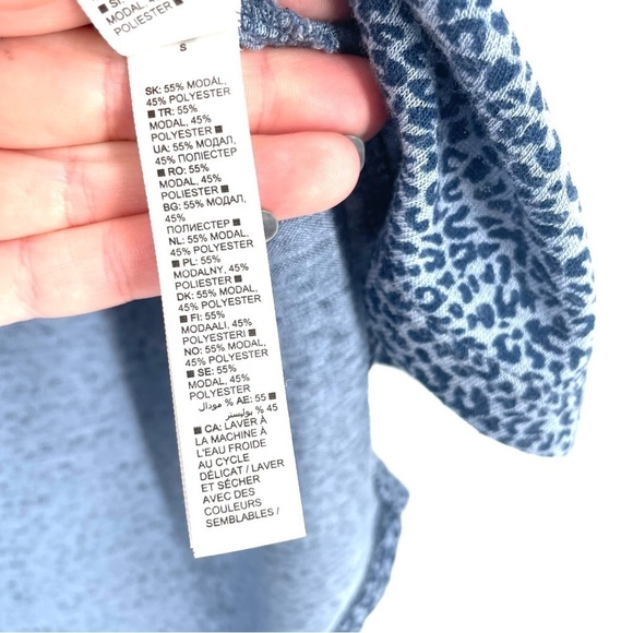 ATHLETA BLUE MICRO CHEETAH V-NECK SHORT SLEEVE BREEZY TEE SHIRT - Picture 9 of 9